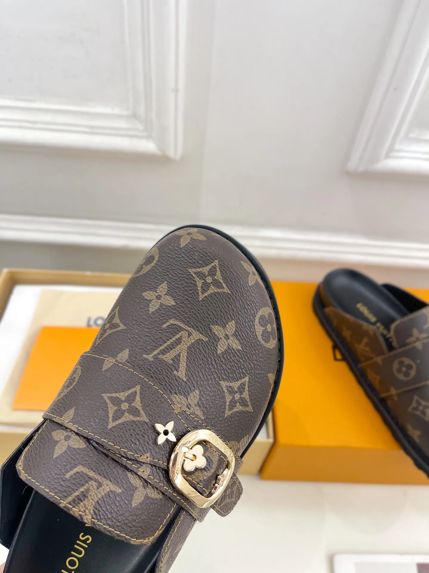 👟👟Ex-factory price 580👟👟 Men's model ➕10 LV | Louis Vuitton 25𝐬𝐬 🧡💚2025 Early spring new model Top version ⚠️ The counter features the latest LV COSY COMFORT metal buckle Bread Mule slippers hard goods new🆕 ❥BS purchasing level! Full of high-end feel! A popular model among bloggers at home and abroad, it’s retro and fashionable and looks amazing on your feet! Mainly recommended models on the official website★ ━━━━━ ЅᏇєєt ━━━━━ ▪️Upper: original specific cowhide/old leather ▪️lining: imported cowhide lining ▪️outsole: original molded outsole ▪️shoe size: women's size 35-39 (customized at 40.41) Men's size 40-44 (45.46 customized)
